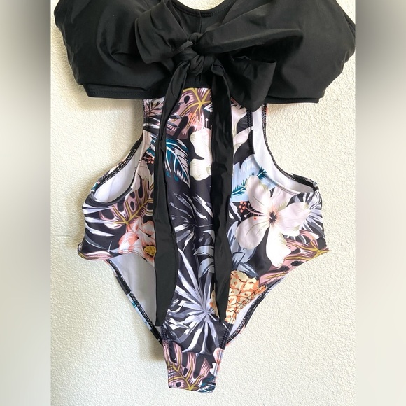 One piece swimsuit - Picture 2 of 7